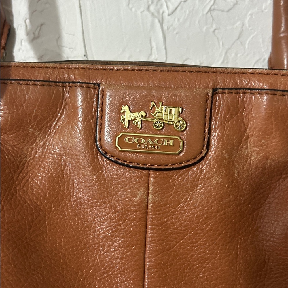 Coach Tan Pebbled Leather Shoulder Bag Gold Hardware
15x11
Straps 19
Needs Love - Picture 2 of 7